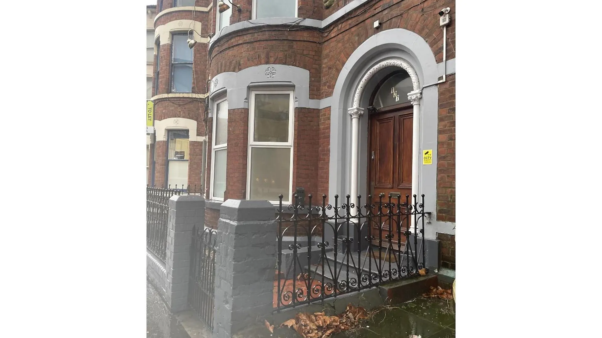 Oyo Queens Quarter Belfast 2*,